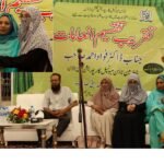 کیپشن: چیئرمین گلشن اقبال ٹاؤن ڈاکٹر فواد احمد، نشتر بستی اسکول میں سالانہ تقریب تقسیمِ انعامات سے خطاب کرتے ہوئے, دوسری جانب اسسٹنٹ ڈائریکٹر ایجوکیشن عظمیٰ داؤد کو ایوارڈ دے رہے ہیں